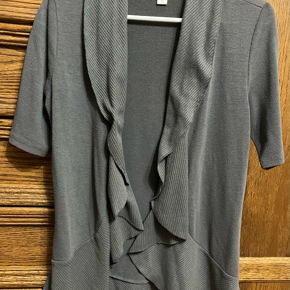 Decree gray short sleeve cardigan, size Large but fits like medium, smoke free